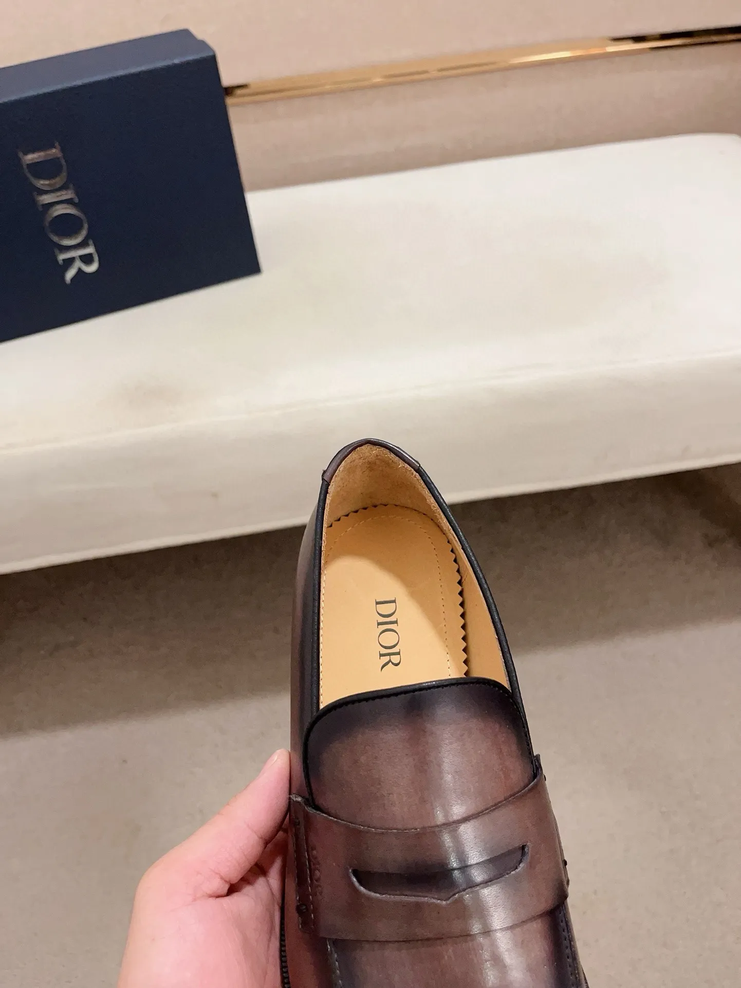Men's shoes 💰: 540💰 High-end version of Dior Dior's new series. Famous actors and Internet celebrities wear super popular designs. The sculptures of French artist Niki de Saint Phalle are designed as rings. Material: Fabric: Imported original material. Foot: cowhide. Outsole: Rubber outsole. Men's shoe size: 38~44. Can be customized to size 45.